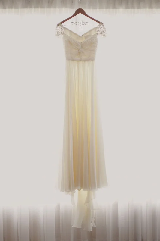 Act Fast – Limited Time Savings!Reem Acra 4015